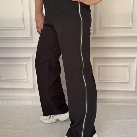 نمای بغل شلوار ورزشی فلامنت مشکی در تن مانکن با زیپ جانبی و فرم آزاد بگ