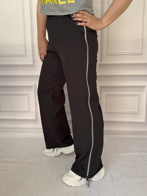 نمای بغل شلوار ورزشی فلامنت مشکی در تن مانکن با زیپ جانبی و فرم آزاد بگ