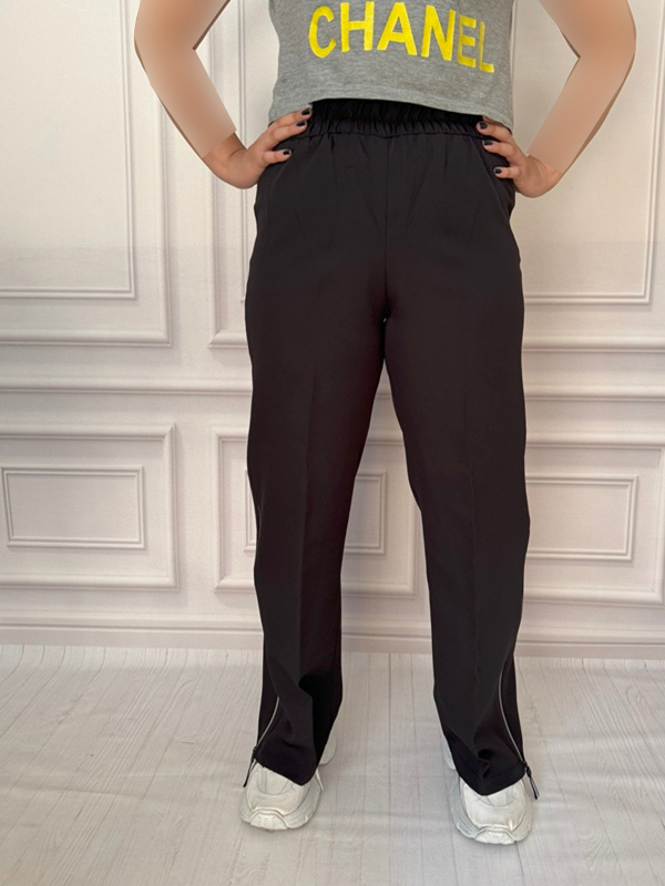 نمای جلوی شلوار ورزشی فلامنت مشکی در تن مانکن با طراحی بگ و کمر کشی