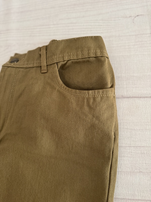 نمای نزدیک جیب و کمربند شلوار کتان بگ سنگشور زیتونی، با دوخت محکم و کمر پشت کش دار