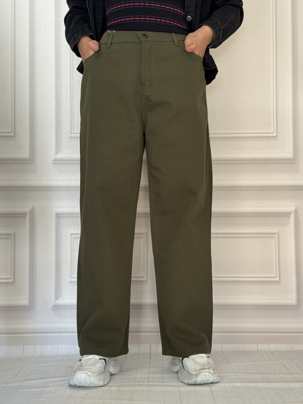 شلوار کتان بگ سنگشور سبز تیره در نمای روبرو با تنخور بگ