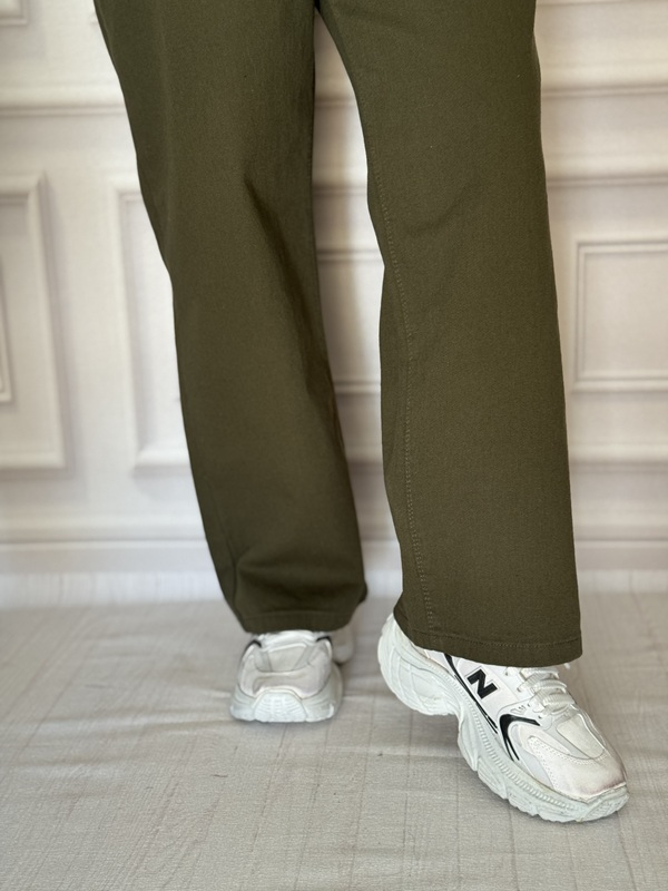 شلوار کتان بگ سنگشور سبز تیره با فرم دمپا در نمای نزدیک