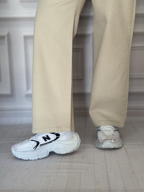 شلوار کتان بگ سنگشور شیری با فرم دمپای گشاد در نمای نزدیک