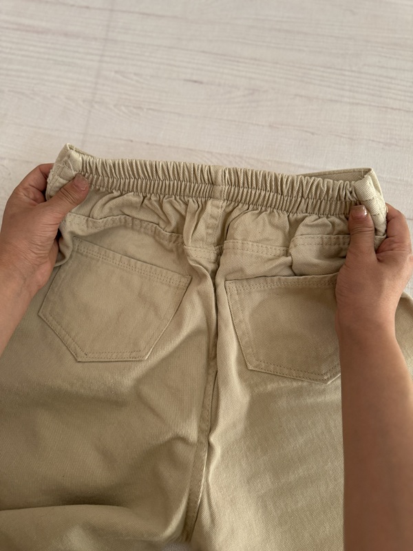 پشت کمر شلوار کتان بگ سنگشور شیری، کاملاً کش دار برای راحتی بیشتر، با دو جیب پشتی کاربردی