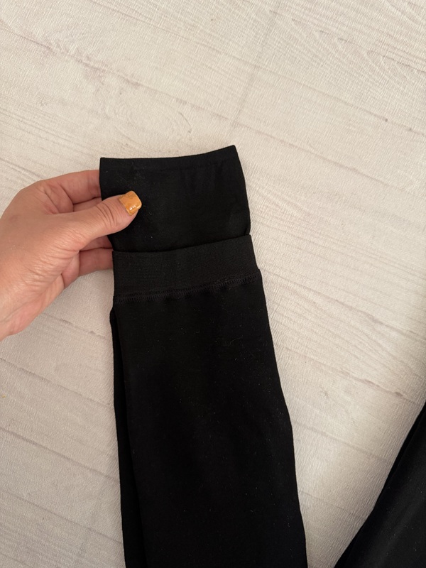 نمای دمپا و مچ لگ تو پشمی ساده مشکی، مدل جذب، بافت ضخیم و گرم، مناسب برای ثابت ماندن زیر چکمه