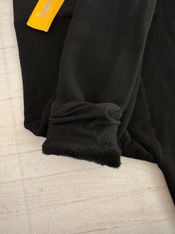 نمای لبه پاچه لگ تو پشمی ساده مشکی، آستر داخلی پشمی و ضخیم برای گرمای بیشتر در زمستان