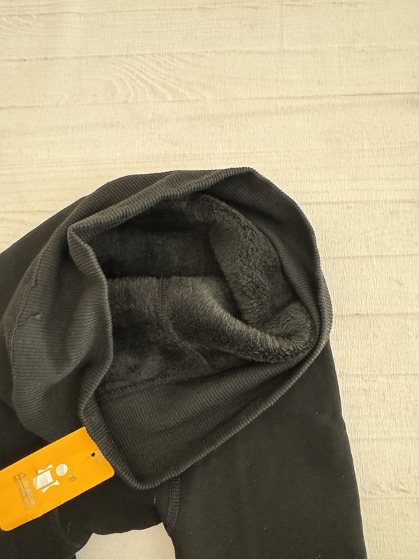 نمای داخل کمر پشمی و کرکی لگ تو پشمی ساده مشکی، پارچه ضخیم و گرم، مناسب استفاده در هوای سرد