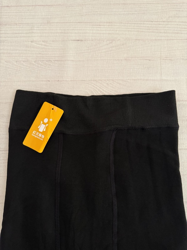 نمای نزدیک کمر گندار و کشباف لگ تو پشمی ساده مشکی، بافت ضخیم و نرم، فری سایز ۳۶ تا ۴۲