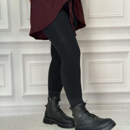 تنخور لگ تو پشمی شاین دار مشکی از نمای نیمرخ، مدل جذب، با جلوه براق و کمر گن‌دار، جنس گرم و نرم