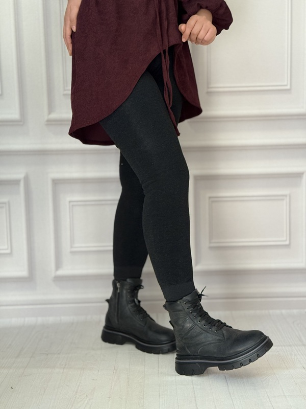 تنخور لگ تو پشمی شاین دار مشکی از نمای نیمرخ، مدل جذب، با جلوه براق و کمر گن‌دار، جنس گرم و نرم