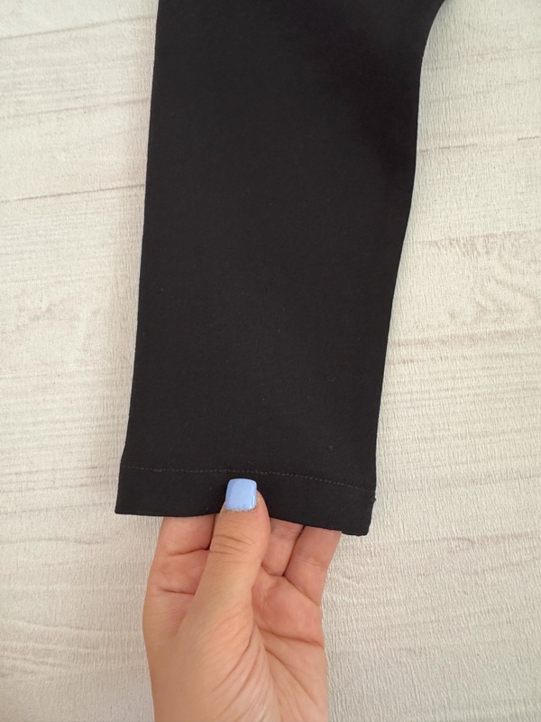 لگ نخی زنانه مشکی زنانه با پاچه جذب و کشی، نمای نزدیک روی زمین