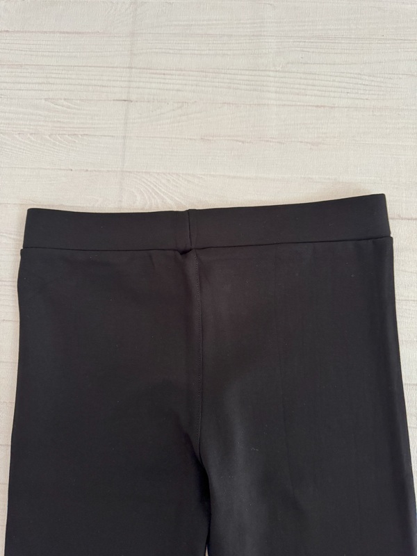 لگ نخی زنانه مشکی جذب و کشی، نمای پشت کمر کشی روی زمین