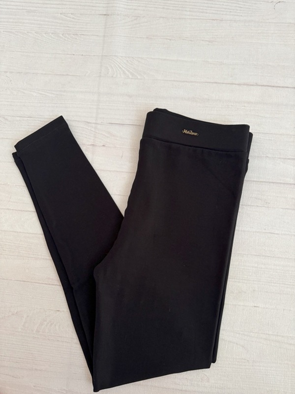 لگ نخی زنانه مشکی ساده و کشی، نمای کامل روی زمین