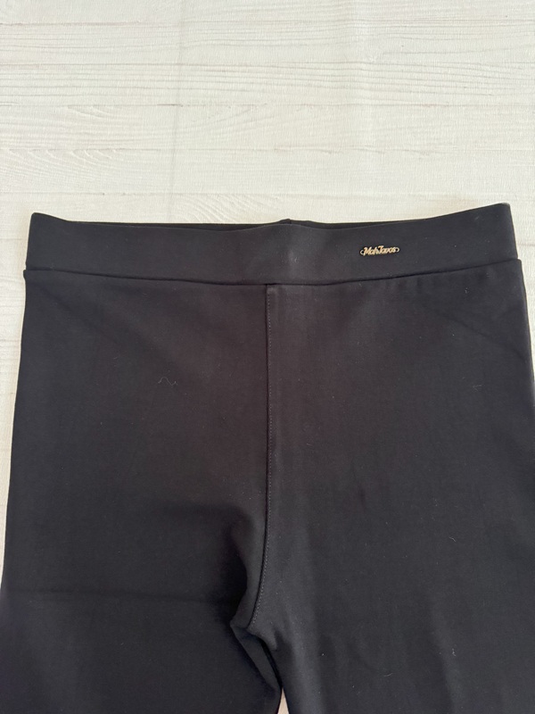 لگ نخی زنانه مشکی جذب با کمر کشی کامل، نمای جلو روی زمین