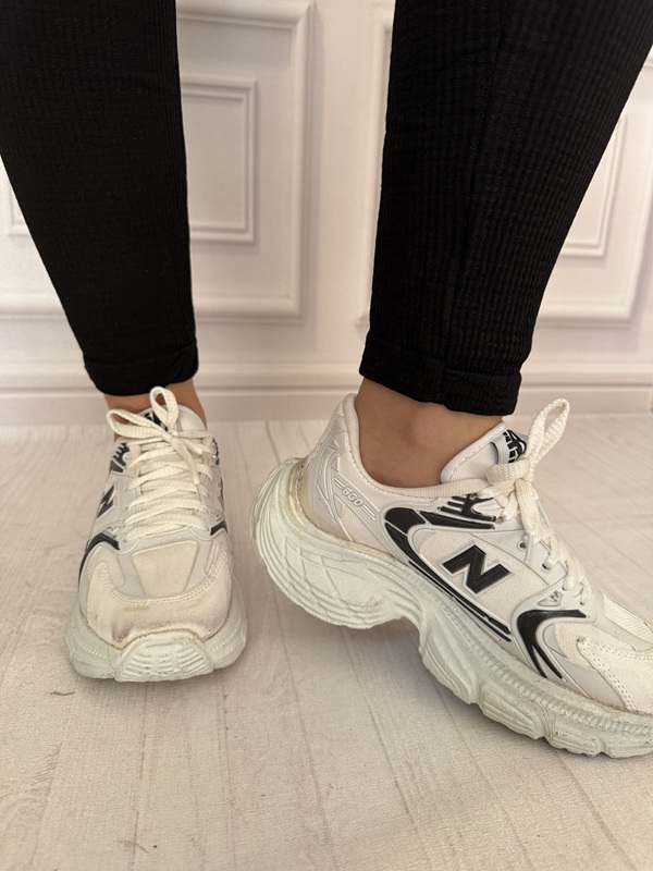 نمای پایین پاچه لگ کبریتی تو پشمی مشکی، بافت برجسته کبریتی، مدل جذب و فیت مچ پا، گرم و ضخیم