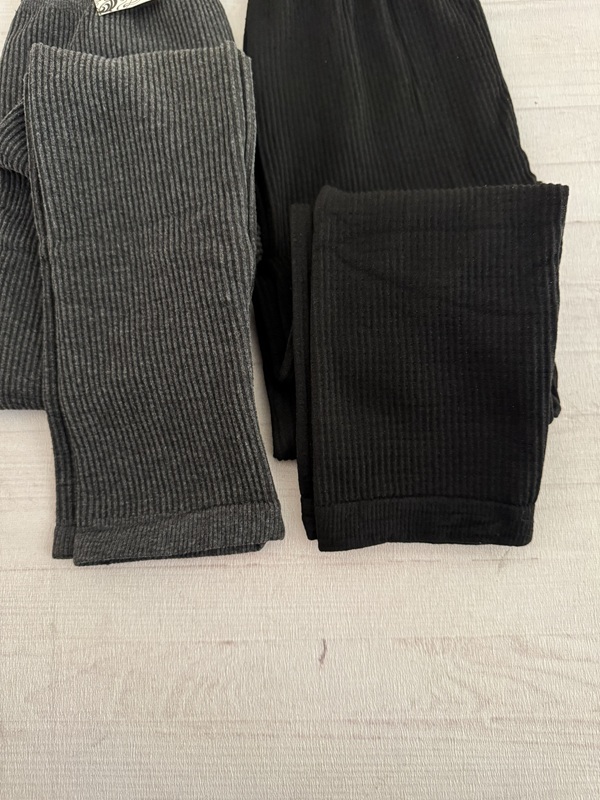 نمای نزدیک بافت کبریتی لگ تو پشمی در دو رنگ مشکی و طوسی، پارچه ضخیم و گرم، مناسب برای استایل زمستان