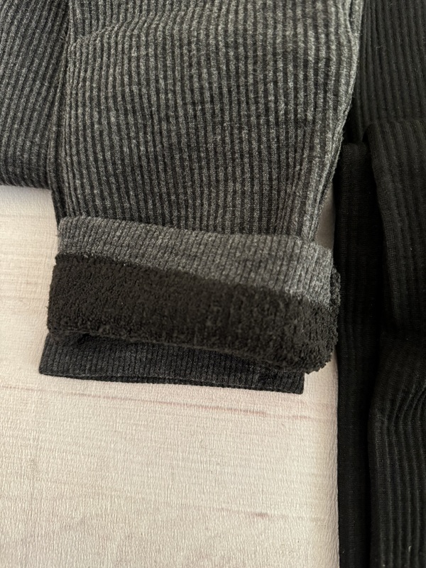 نمای لایه داخلی پشمی و گرم لگ کبریتی تو پشمی مشکی و طوسی، بافت برجسته، ضخیم و مناسب روزهای سرد زمستان