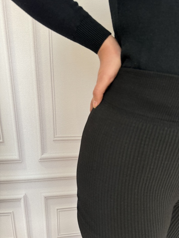 نمای نزدیک کمر گن دار لگ کبریتی تو پشمی مشکی، بافت برجسته کبریتی، ضخیم و تمام کش، فری سایز ۳۸ تا ۵۲