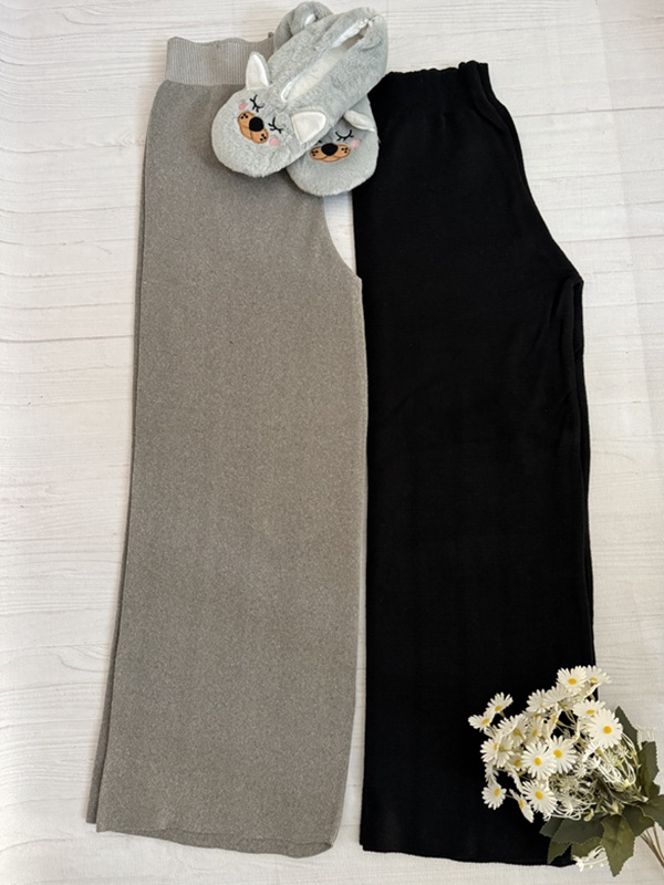 تصویر مقایسهای شلوار زنانه بافت بگ آیریس ساده، شامل رنگهای مشکی و خاکی، بافت کشباف نرم و بدون طرح، مدل گشاد (بگ) و کمر تمام کش، فری سایز