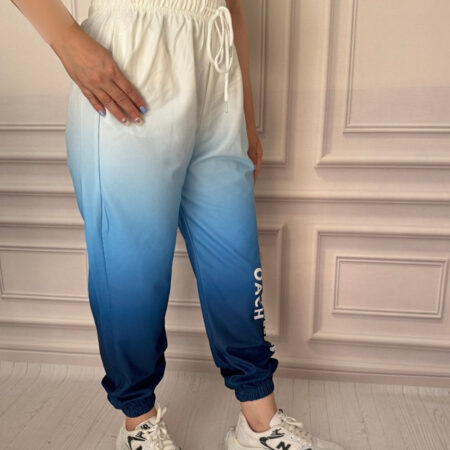 نمای بغل شلوار زنانه آبرنگی آبی آسمانی مچ‌دار در تن مانکن