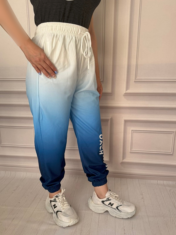 نمای بغل شلوار زنانه آبرنگی آبی آسمانی مچ‌دار در تن مانکن