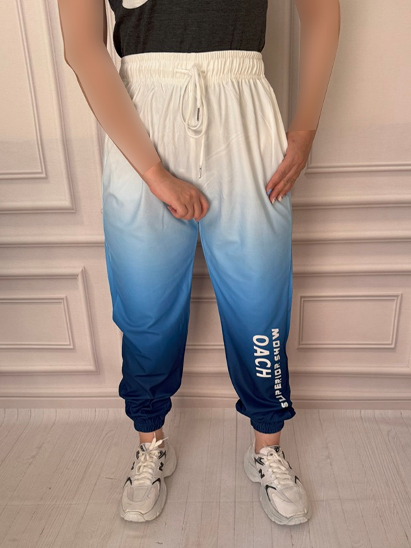 نمای جلو شلوار زنانه آبرنگی آبی آسمانی مچدار در تن مانکن