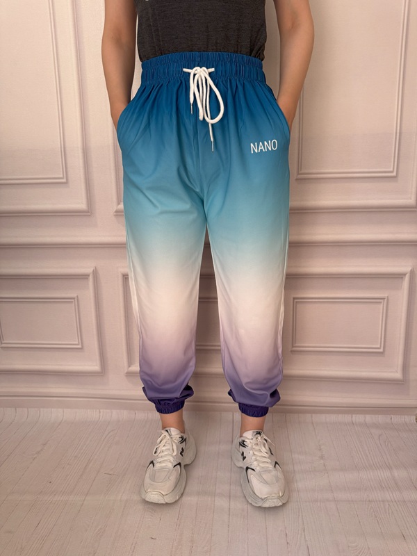 نمای جلوی شلوار زنانه آبرنگی سبز یاسی مچدار در تن مانکن