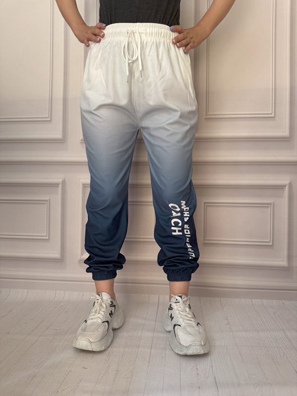 نمای جلوی شلوار زنانه آبرنگی طوسی مچدار در تن مانکن