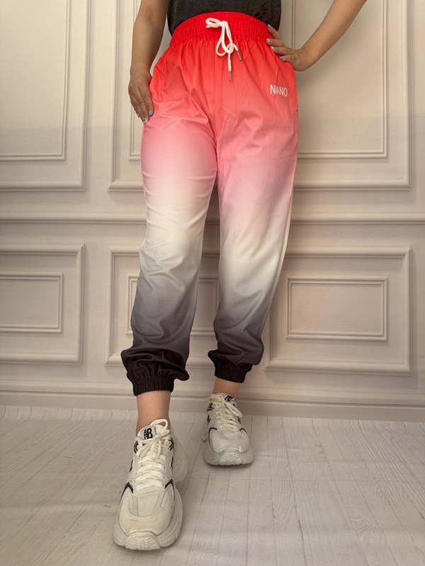 نمای جلوی شلوار زنانه آبرنگی قرمز مچ‌دار در تن مانکن