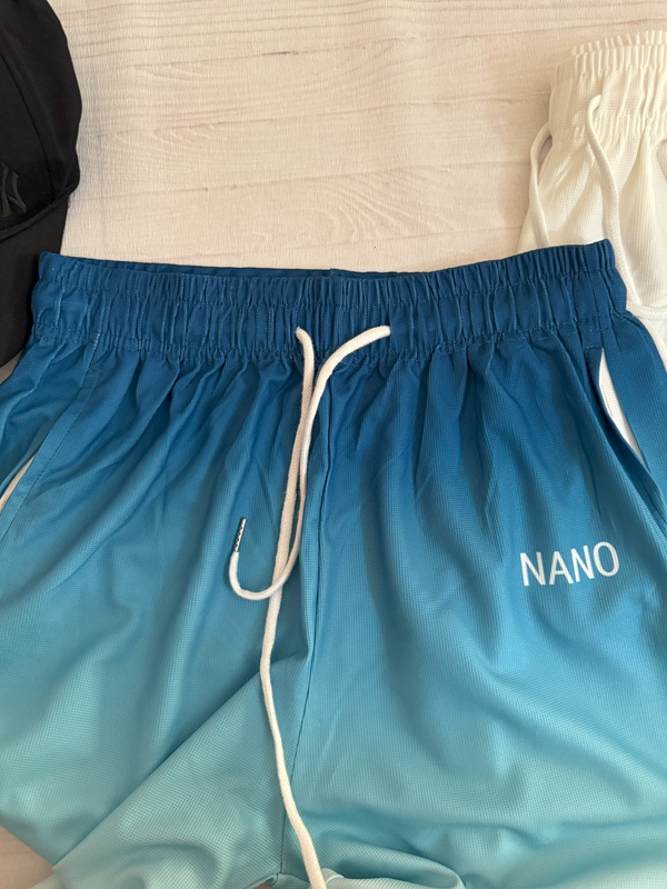 نمای جلوی کمر کشی شلوار زنانه آبرنگی سبز یاسی روی زمین