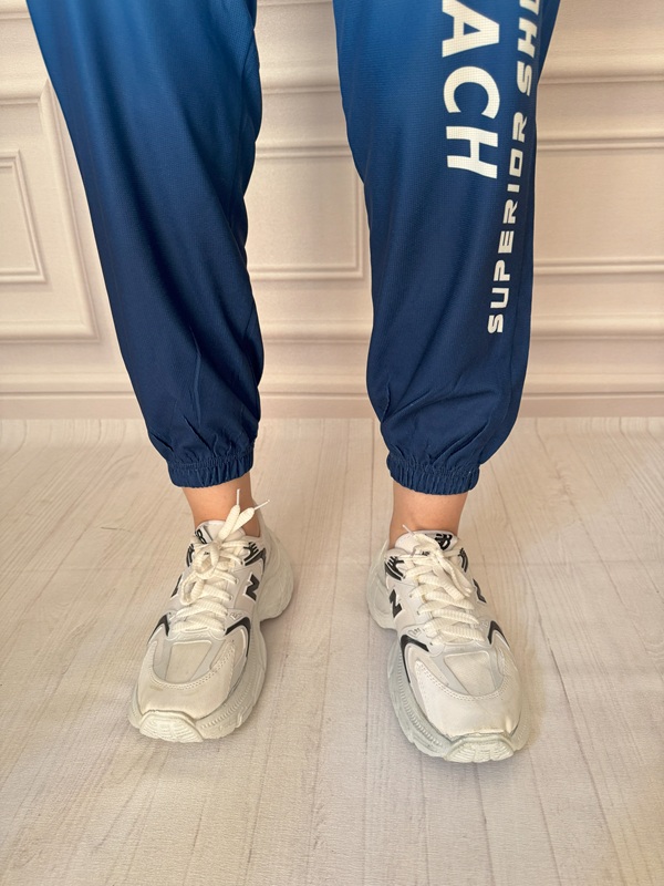 نمای مچدار پایین شلوار زنانه آبرنگی آبی آسمانی در تن مانکن