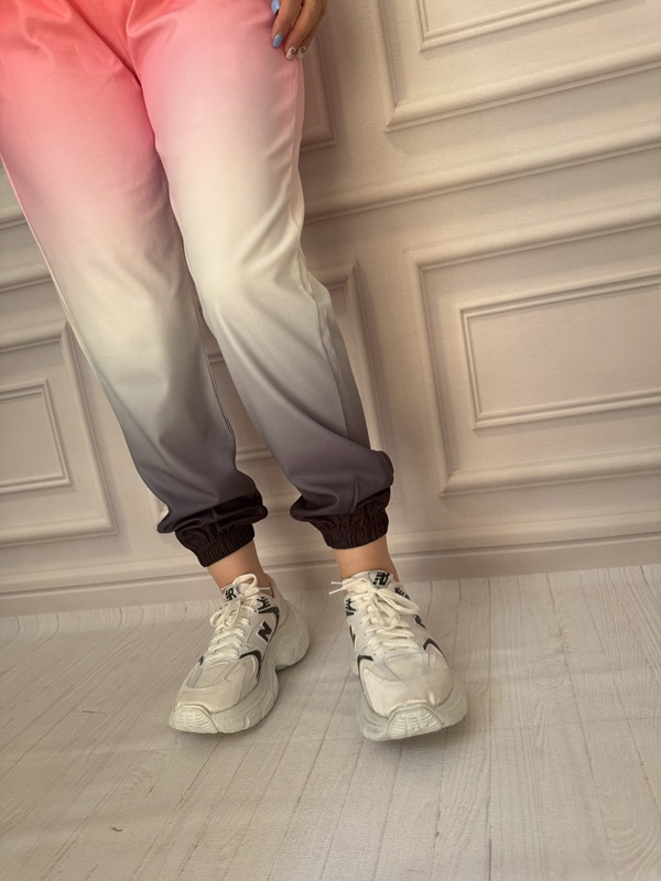 نمای مچدار شلوار زنانه آبرنگی قرمز در تن مانکن