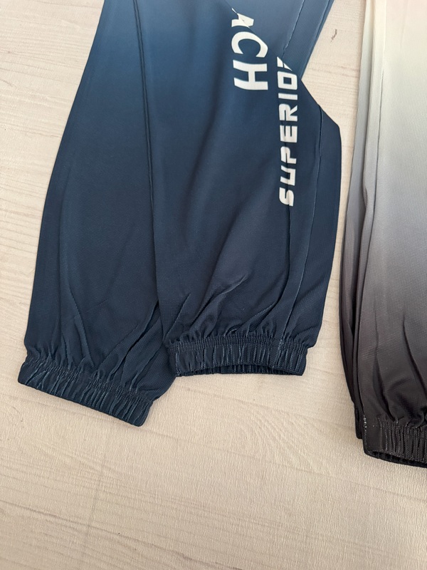 نمای مچ کشی پایین شلوار زنانه آبرنگی طوسی روی زمین