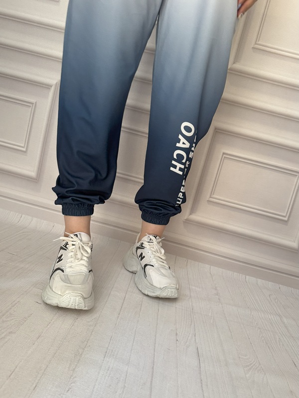 نمای پایین مچدار شلوار زنانه آبرنگی طوسی در تن مانکن