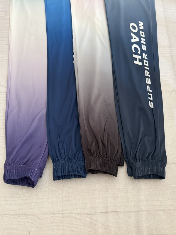 نمای پایین مچ کشی هر چهار شلوار زنانه آبرنگی روی زمین