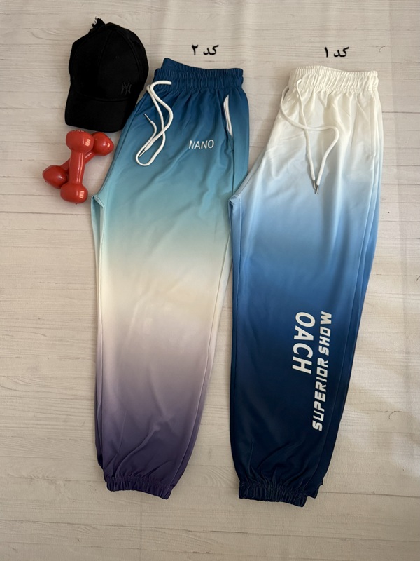 نمای کامل دو شلوار زنانه آبرنگی آبی آسمانی و سبز یاسی پهنشده روی زمین