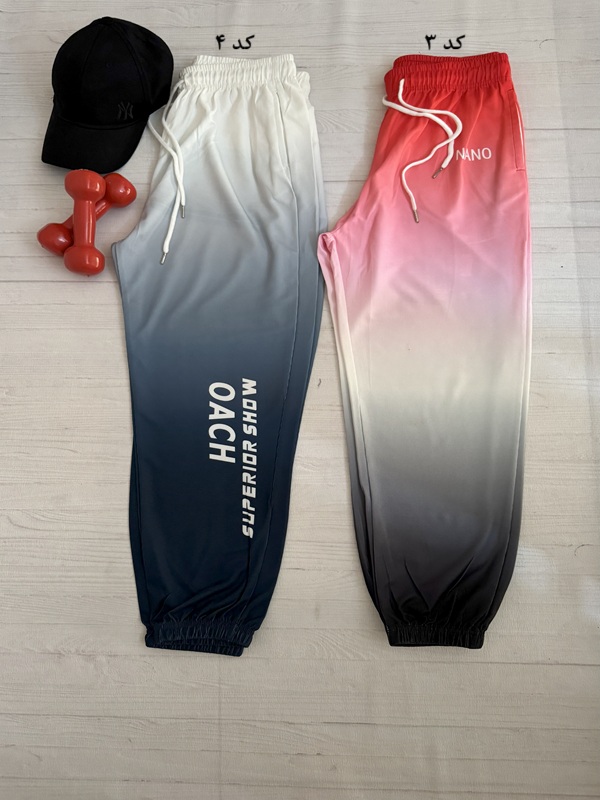 نمای کامل دو شلوار زنانه آبرنگی قرمز و طوسی پهنشده روی زمین