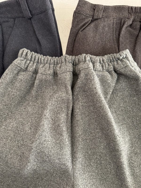 شلوار مام فوتر زیپی زنانه طوسی روشن با کمر کشی در قسمت پشت