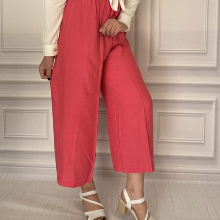 شلوار زنانه بابوس ساده رنگ سرخابی با مدل بگ، نمای بغل در تن مانکن