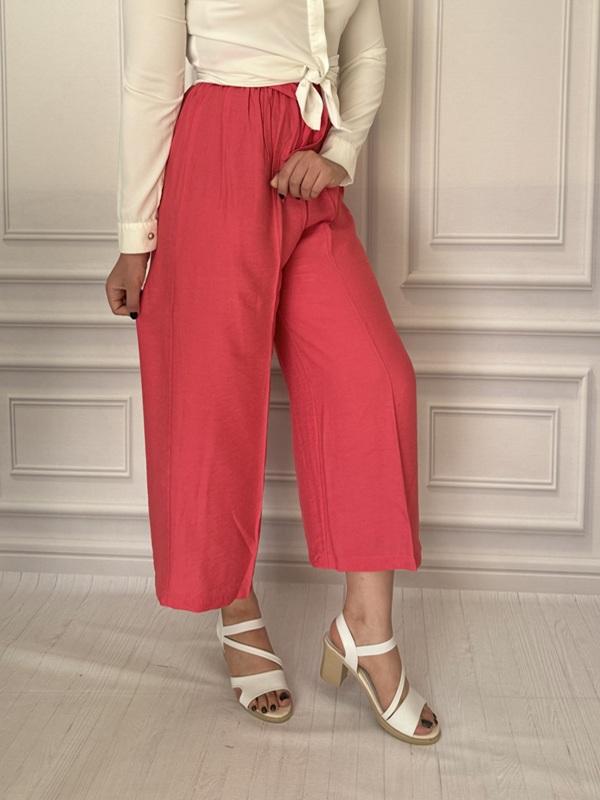 شلوار زنانه بابوس ساده رنگ سرخابی با مدل بگ، نمای بغل در تن مانکن