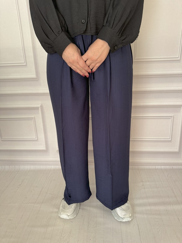 شلوار زنانه بابوس ساده رنگ سرمه‌ای، نمای جلو در تن مانکن