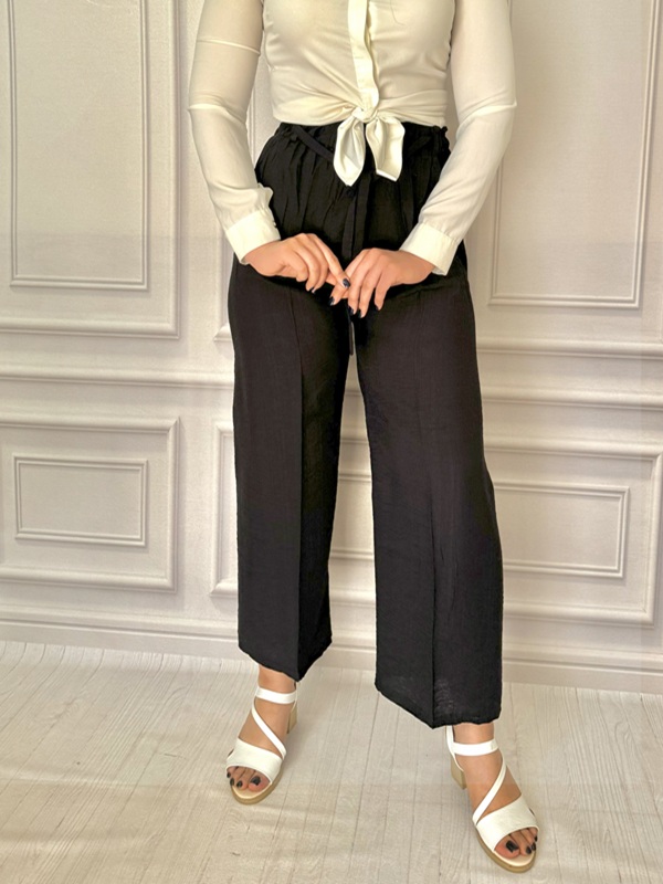 شلوار زنانه بابوس ساده رنگ مشکی با قد ۹۰، نمای جلو در تن مانکن