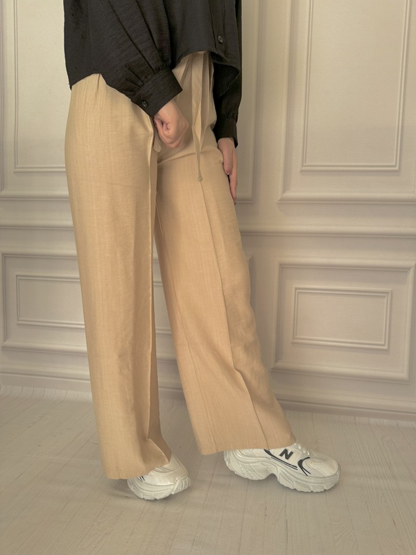 شلوار زنانه بابوس ساده رنگ کرم با قد ۱۰۰، نمای بغل در تن مانکن