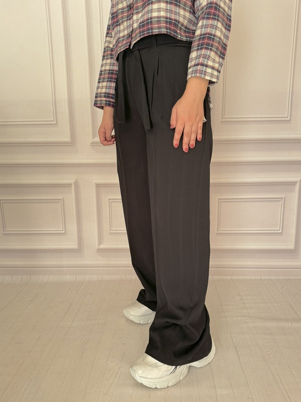 شلوار زنانه مشکی مدل بابوس طرح‌دار، نمای بغل در تن مانکن