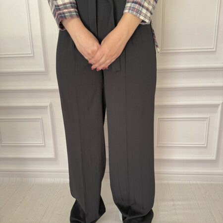 شلوار زنانه بابوس طرح‌دار مشکی با قد ۱۰۰، نمای جلو در تن مانکن