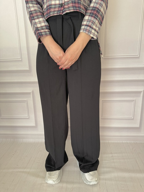 شلوار زنانه بابوس طرح‌دار مشکی با قد ۱۰۰، نمای جلو در تن مانکن