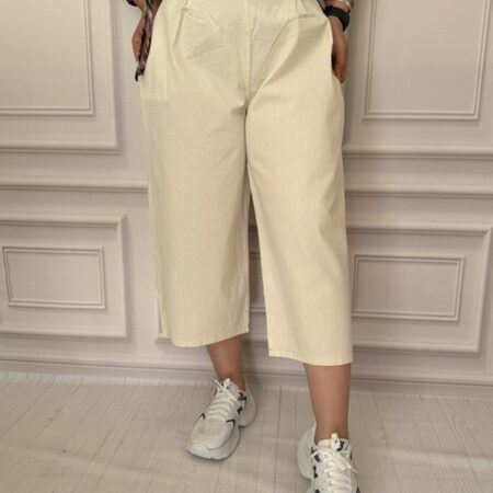 شلوار بگ کوتاه لینن زنانه رنگ شیری – نمای کامل از جلو روی تن