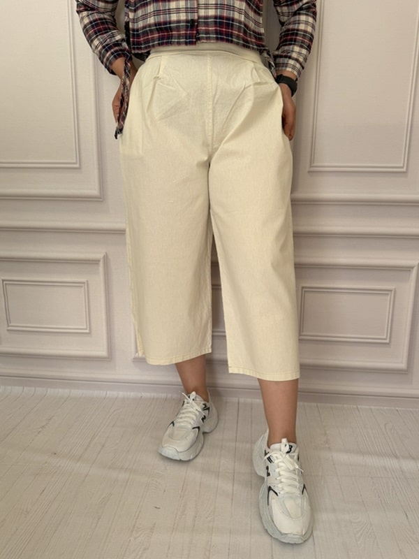 شلوار بگ کوتاه لینن زنانه رنگ شیری – نمای کامل از جلو روی تن