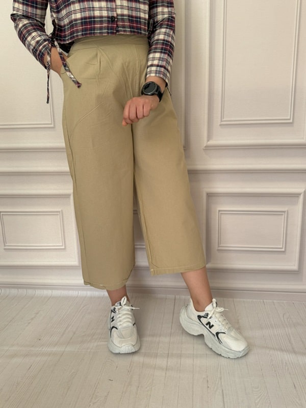 شلوار بگ لینن زنانه رنگ نسکافه ای – نمای بغل روی تن