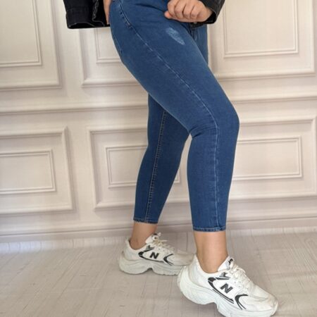 شلوار جین زنانه جذب آبی در نمای نیم‌رخ و قد ۹۰